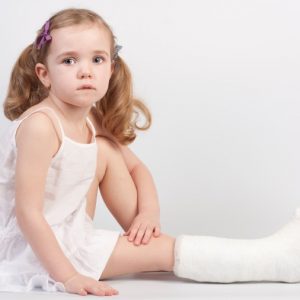 young child with broken leg