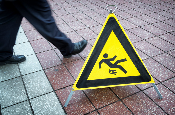 señal de precaución suelo mojado en un pasillo