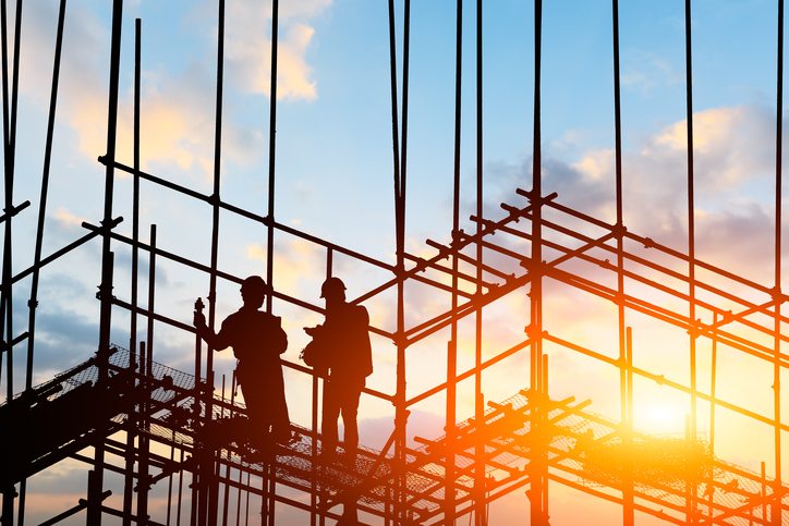 trabajadores de la construcción en andamios